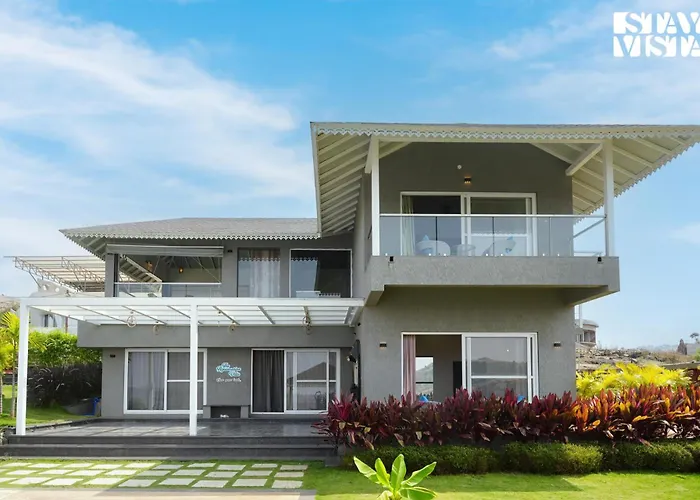 Stayvista'S The Aquamarine Villa - Igatpuri - Lakeside Retreat With Infinity Pool & Deck, Theatre Room & Gazebo